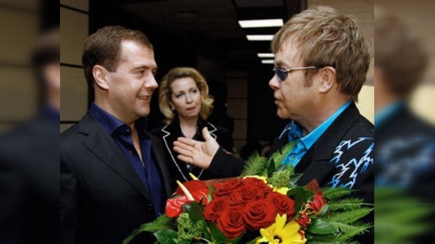Dmitri Medvédev asistió al concierto de Elton John en Moscú