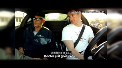 Un hombre pasea a un veterano de guerra en un Ferrari