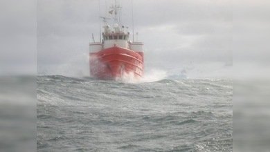 Buque español averiado amarra en el puerto Ushuaia
