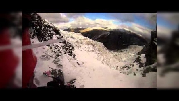 Escalofriante caída de un alpinista por un barranco de hielo