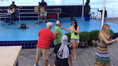 Pelea al ritmo de salsa por bailar con una muchacha