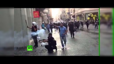 Un turco con un machete dispersa a los manifestantes cerca de la plaza Taksim