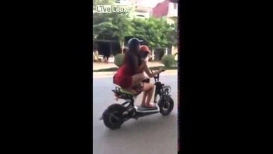 No haga lo que estas chicas: De esta manera NO se monta una moto