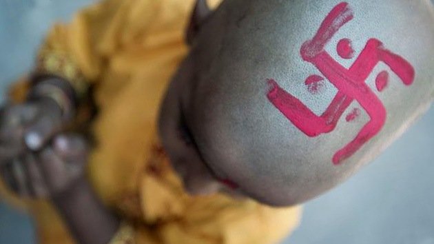"Aprende a amar la esvástica": Cruzada de tatuadores para recuperar su origen remoto