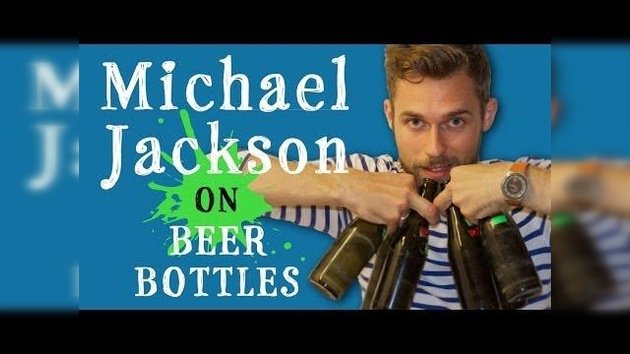 Un grupo de jóvenes interpreta 'Billie Jean' de Michael Jackson con botellas de cerveza