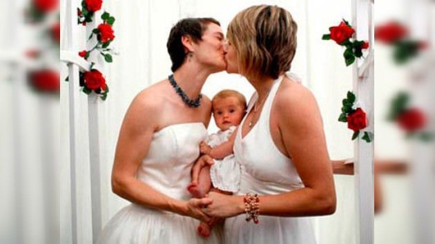 Primera adopción de una pareja gay en México - RT
