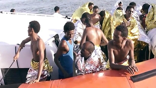 Imágenes impactantes: abrazados hasta el fin en las aguas de Lampedusa