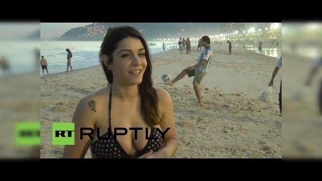 Modelo argentina da unos toques al balón en la playa de Ipanema