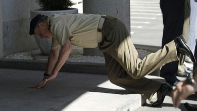 FOTOS: El rey Juan Carlos se cae de bruces en una reunion militar