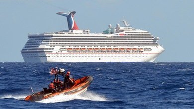 Los 4.200 pasajeros de un crucero a la deriva comienzan a disputarse la comida