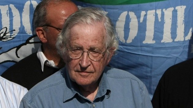 Chomsky se une a petición de libertad para miembros del 15-M