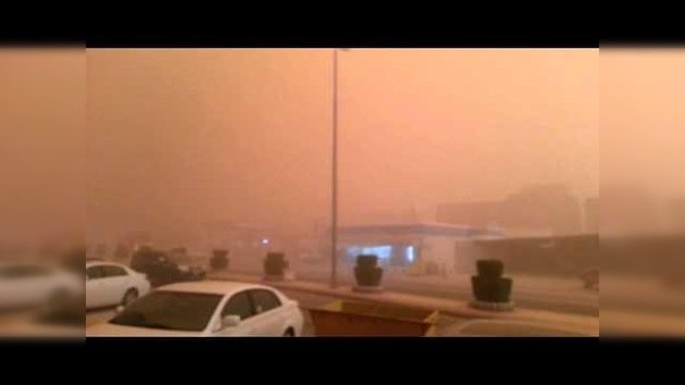 Una tormenta de arena cubre una ciudad de Arabia Saudita