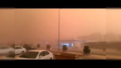 Una tormenta de arena cubre una ciudad de Arabia Saudita