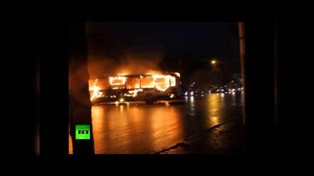 'Highway to Hell': Un autobús en llamas circula por las calles de una ciudad en Siberia