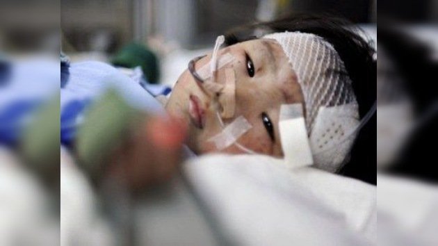 Salvan a una niña 21 horas después de un choque de trenes en China