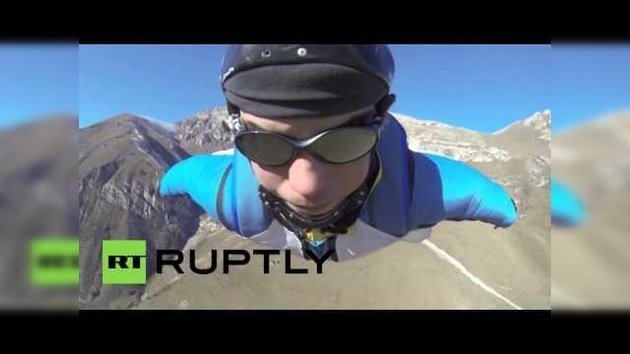Un saltador BASE ruso se lanza de la 'montaña de los muertos' en Ingusetia