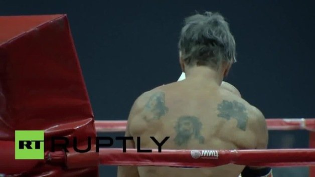 Moscú: Mickey Rourke deja KO a un boxeador la mitad de joven que él