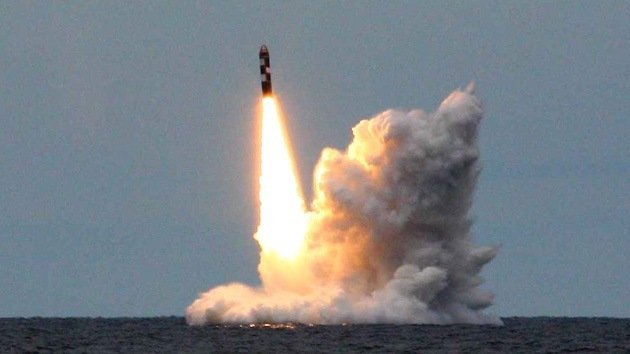 El submarino nuclear ruso Vladímir Monomaj prueba con éxito el misil Bulava
