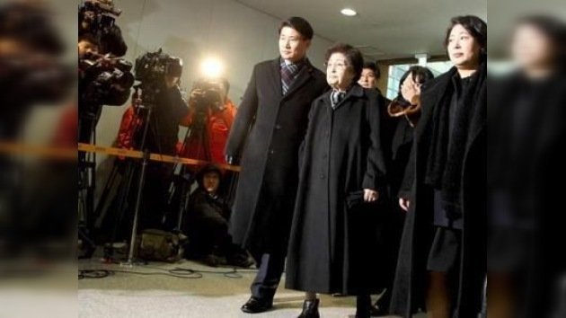 Dos surcoreanas logran acceder al féretro de Kim Yong-il