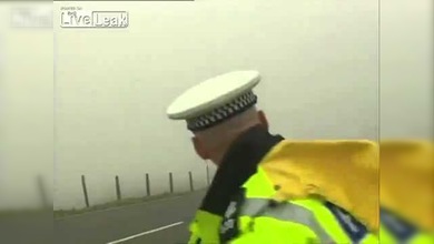Un policía causa un accidente