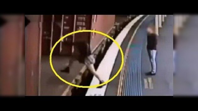 Una mujer imprudente cae bajo un tren de carga en marcha y sobrevive