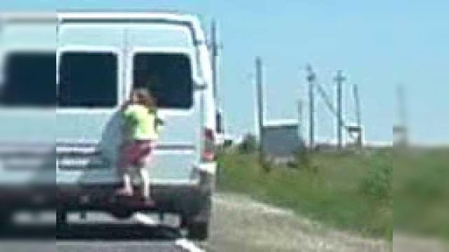 Diez kilómetros agarrada a una furgoneta: una broma pudo costarle la vida a una niña