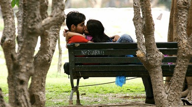 'Kiss Me': La vigilancia moral despierta un brote de besos en la India