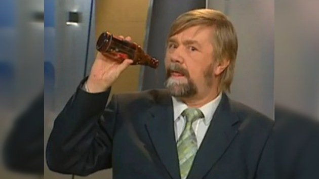 Presentador finlandés despedido por "tomar cerveza" en vivo