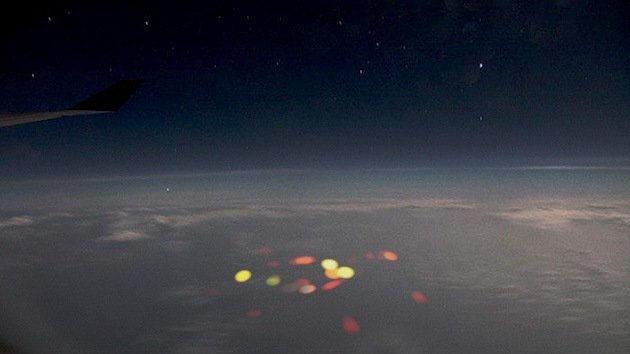 Pilotos ven un "aterrador" destello rojo en pleno vuelo sobre el océano Pacífico