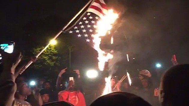 Videos: Manifestantes queman banderas de EE.UU. en las protestas de St. Louis
