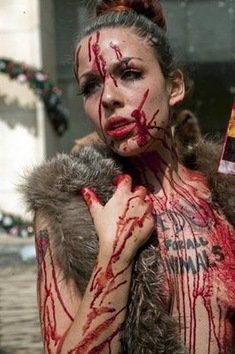 Protesta en México contra el uso de piel de animales en la moda