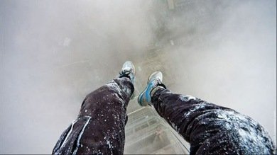 Sin miedo desde lo más alto: un joven 'hombre araña' conquista edificios con vistas increíbles
