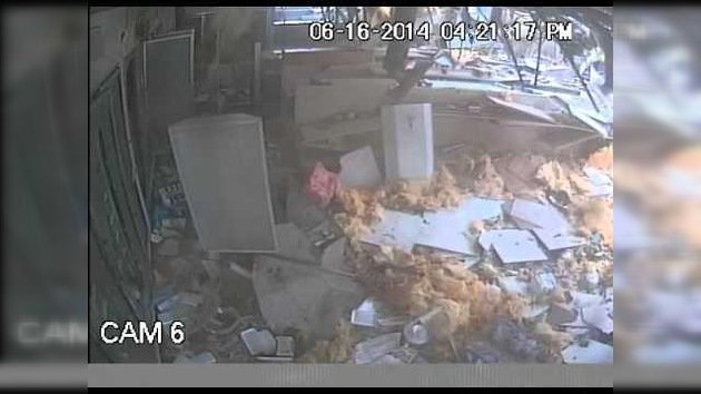 Aterrador: Cámara de vigilancia capta como un tornado destruye una tienda