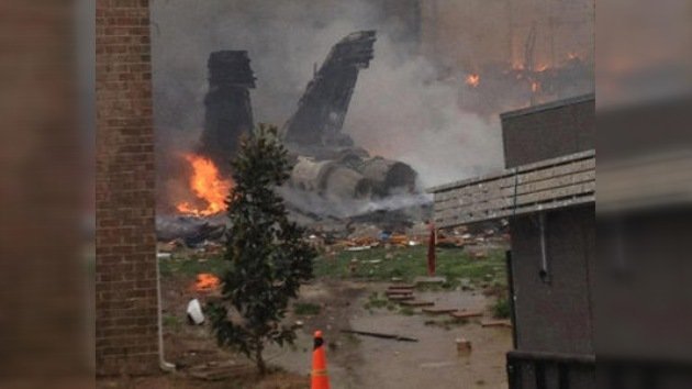 Fotos del accidente de un avión militar de EE. UU. en una zona residencial
