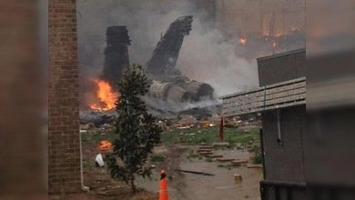 Fotos del accidente de un avión militar de EE. UU. en una zona residencial