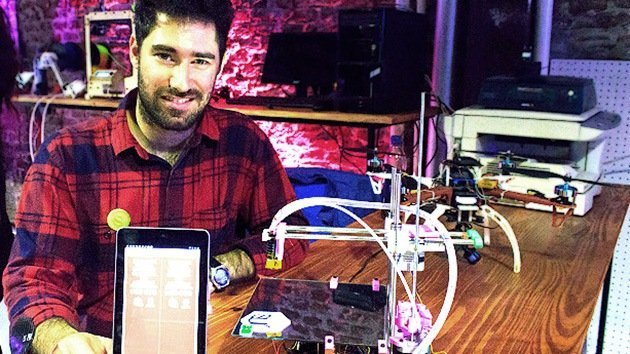 RT entrevista al creador uruguayo de una impresora 3D que 'se clona' a sí misma