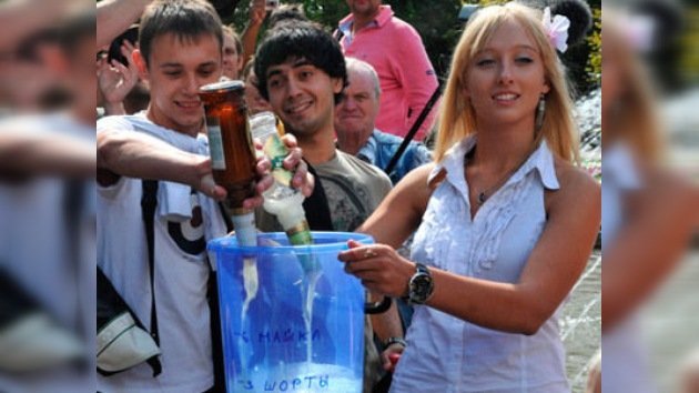 'Las chicas de Medvédev' se quitan la ropa contra la cerveza