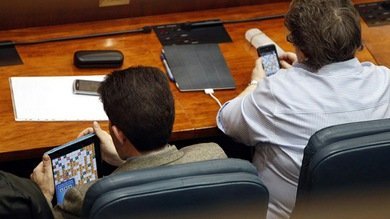 Multa de 300 euros para diputados españoles que jugaban en la Asamblea de Madrid