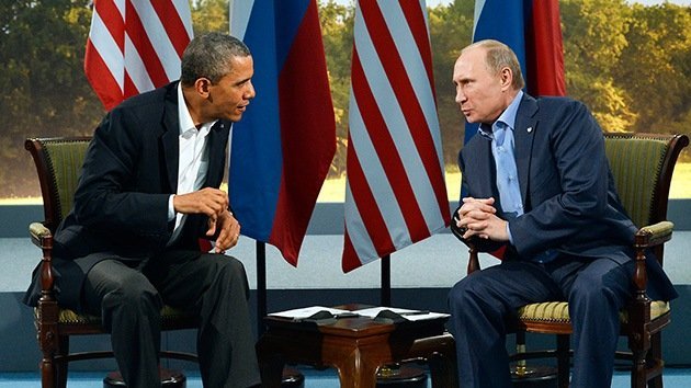 Putin y Obama ordenan al FSB y al FBI que mantengan contacto para resolver el caso de Snowden
