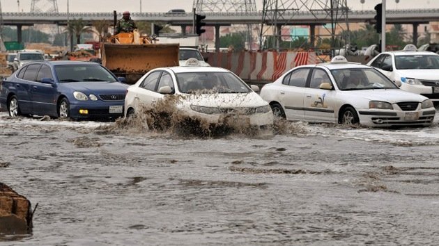 Video, fotos: La capital de Arabia Saudita, paralizada por unas inusuales inundaciones