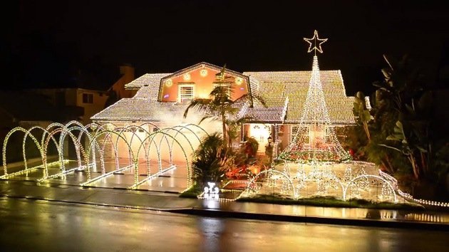 Video: Una norteamericana decora su casa con miles de luces por Navidad