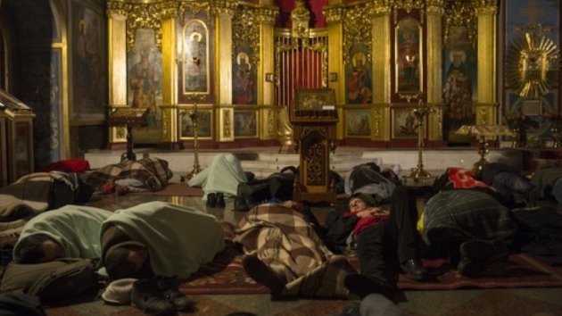 Los ucranianos duermen en monasterios y hacen fuego en las calles en su protesta antigubernamental