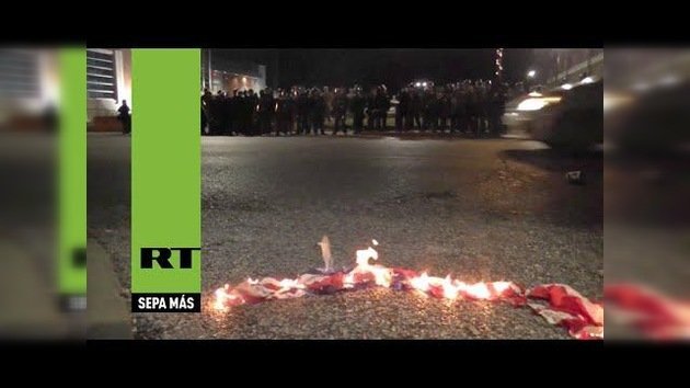 Manifestantes queman la bandera de EE.UU. en Ferguson