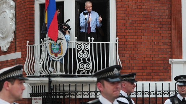 400 días de reclusión de Assange: teme ser envenenado y a veces duerme en el baño