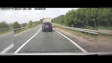 El peligro de perder una rueda: el neumático de un camión destroza dos coches