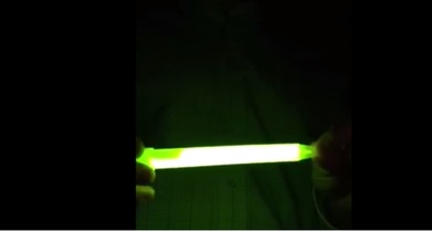 ¿Qué sucede al meter una barra fluorescente en el microondas?