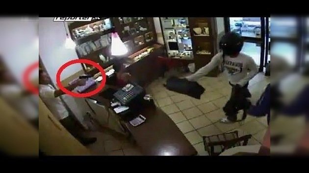 El vendedor de una joyería siciliana enfrenta a dos ladrones armados