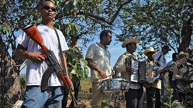Tregua sin desarme en Michoacán entre las autodefensas y las fuerzas federales