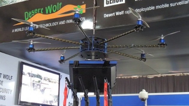 Sudáfrica presenta un dron para dispersar manifestantes que lanza gas pimienta