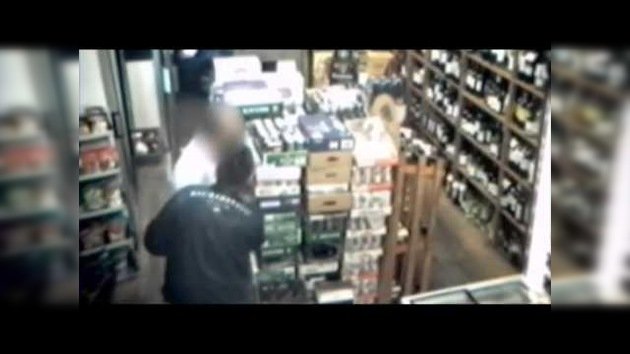 Un ladrón 'hipnotiza' a un vendedor de una tienda para robarle